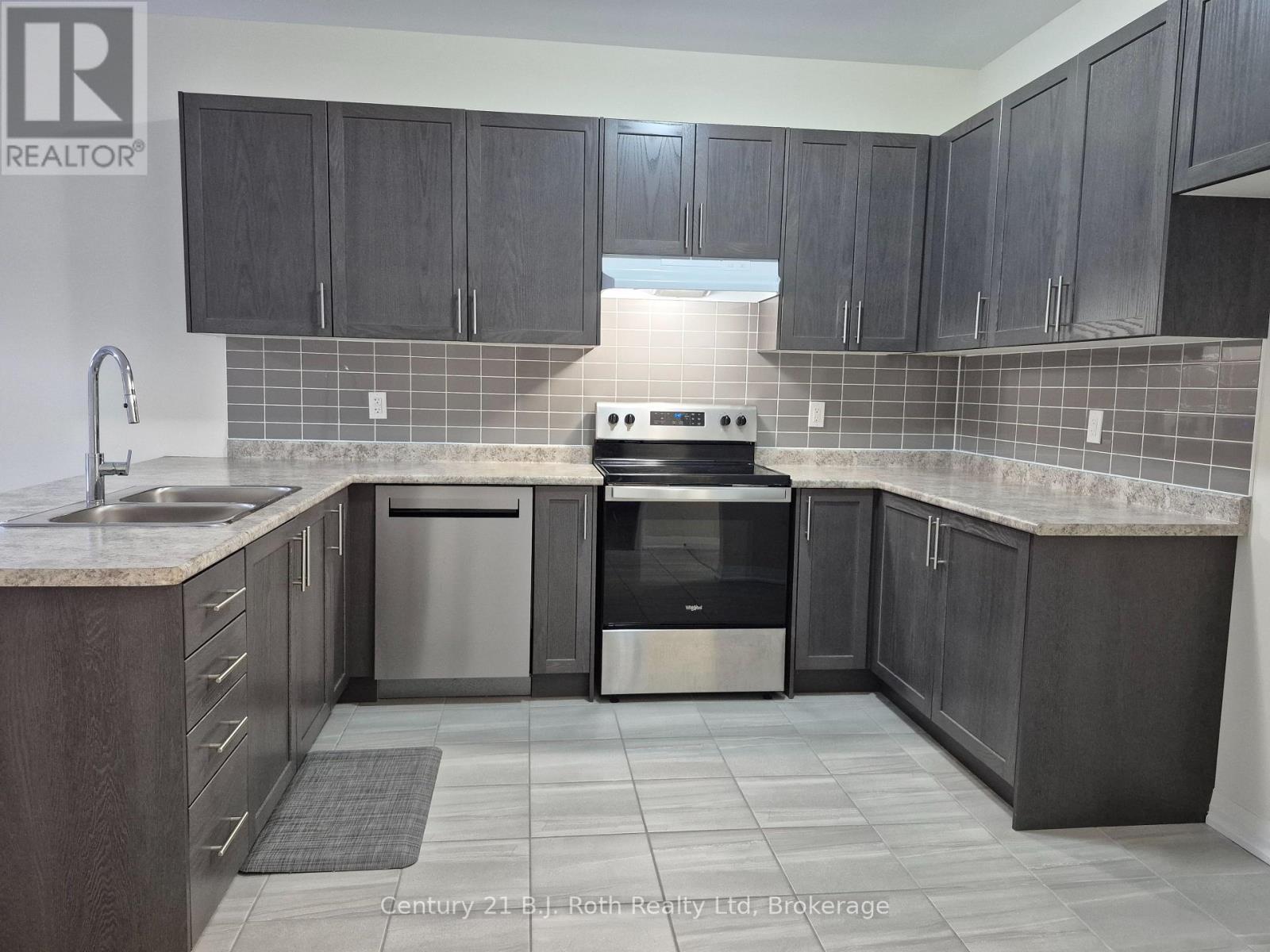 18 Revol Road, Penetanguishene, ON - Indoor Photo Showing Kitchen With Double Sink With Upgraded Kitchen