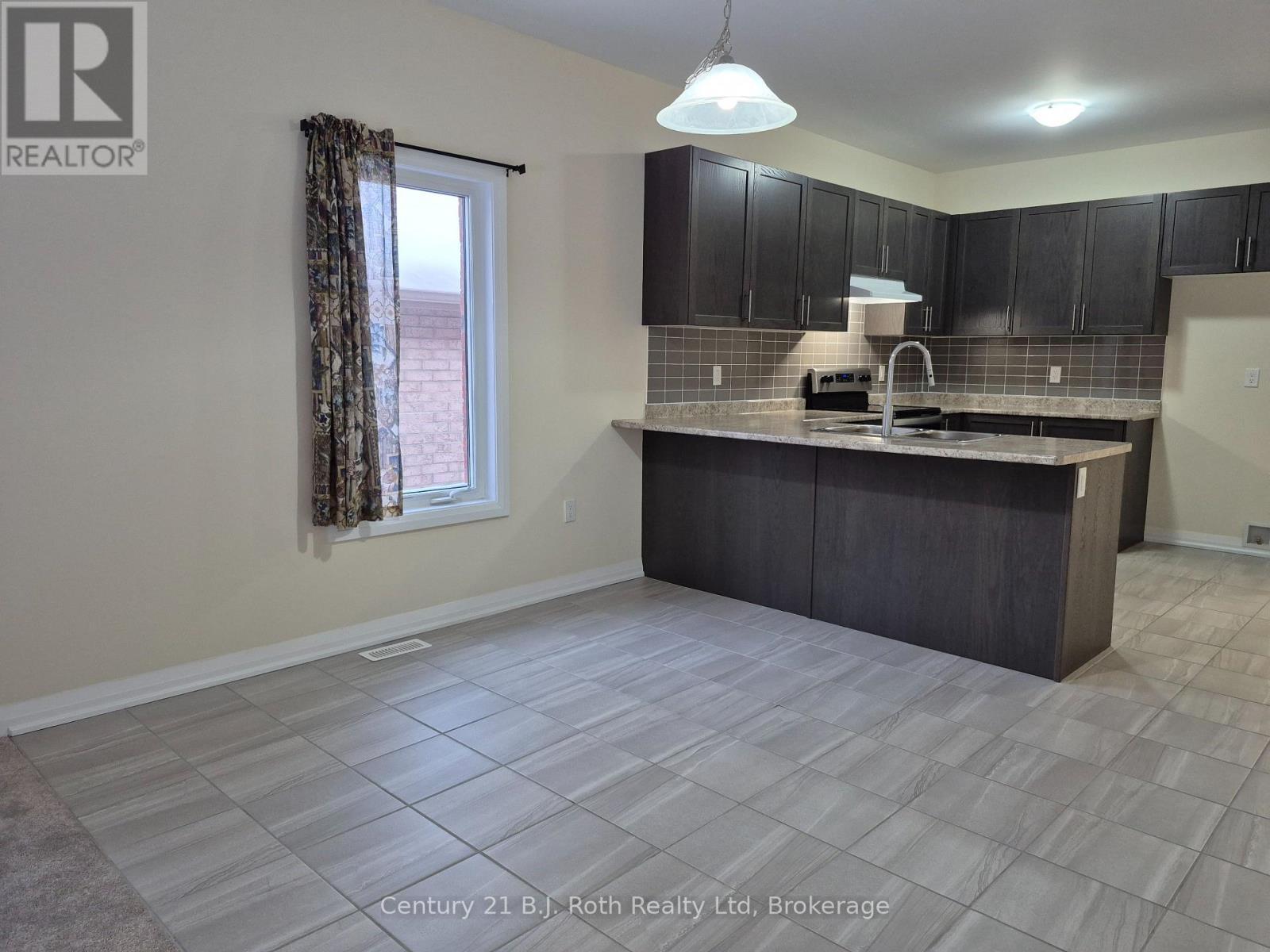 18 Revol Road, Penetanguishene, ON - Indoor Photo Showing Kitchen