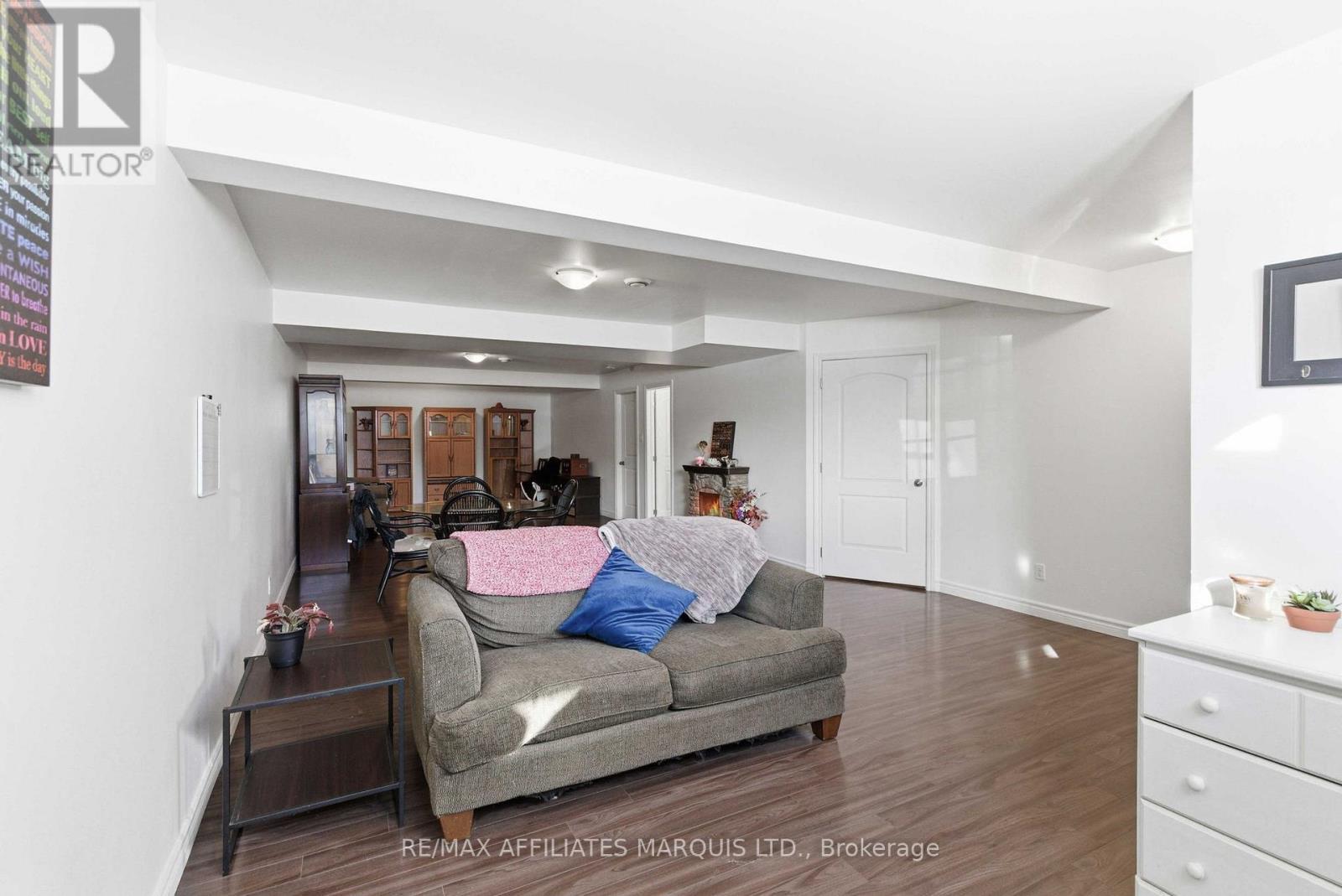 109 French Avenue, South Stormont, ON - Indoor Photo Showing Living Room