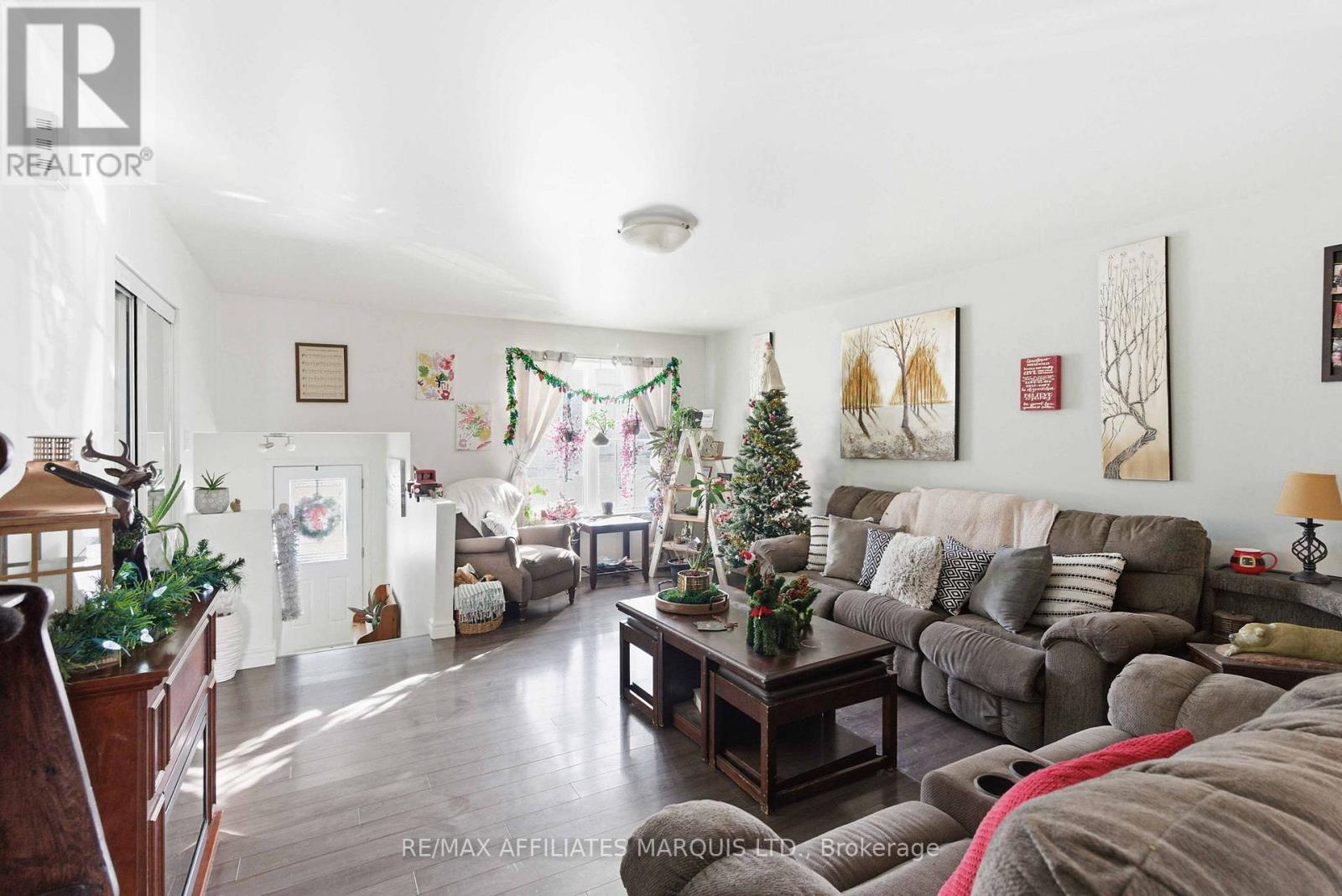 109 French Avenue, South Stormont, ON - Indoor Photo Showing Living Room