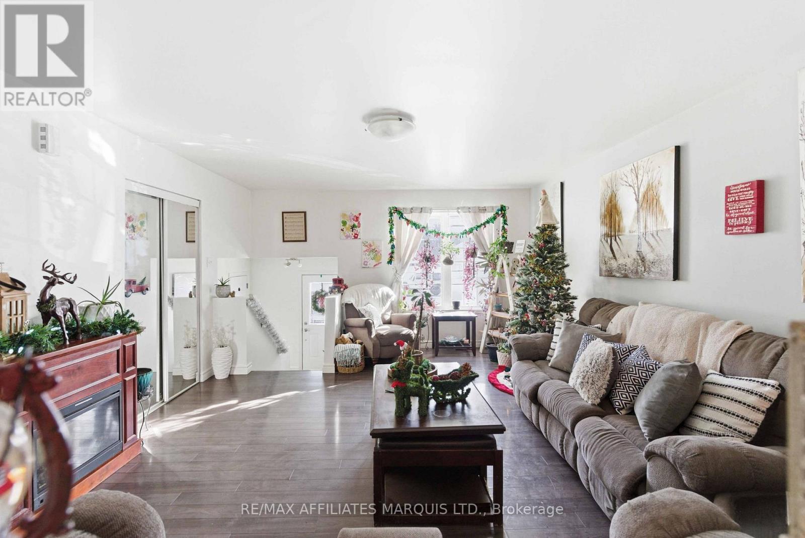 109 French Avenue, South Stormont, ON - Indoor Photo Showing Living Room