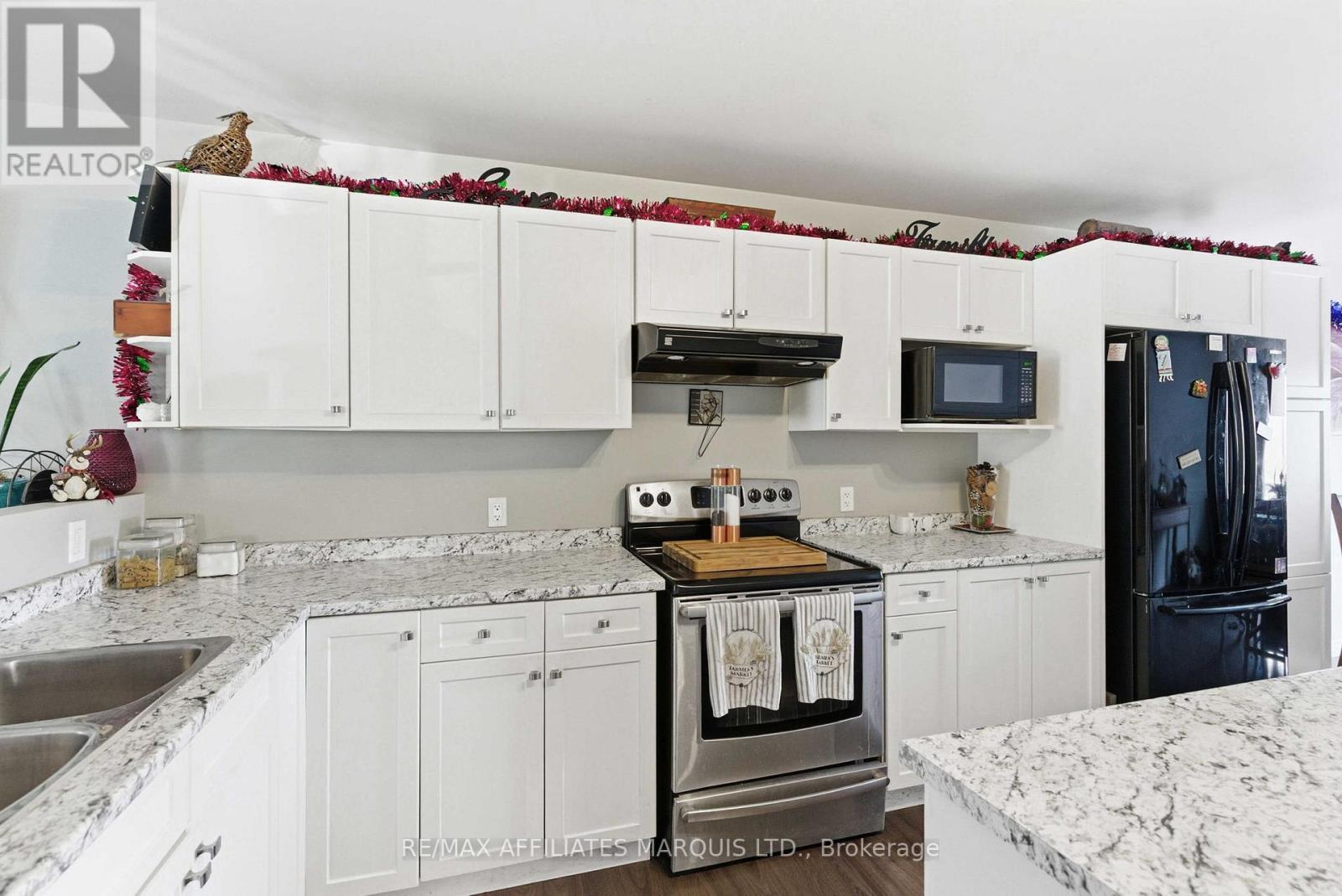 109 French Avenue, South Stormont, ON - Indoor Photo Showing Kitchen With Double Sink With Upgraded Kitchen