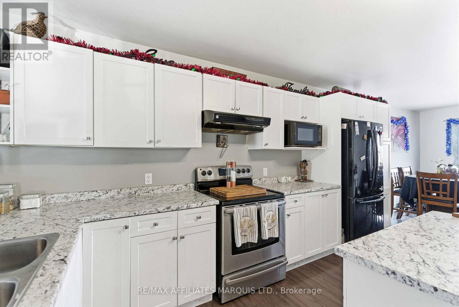 109 French Avenue, South Stormont, ON - Indoor Photo Showing Kitchen With Upgraded Kitchen
