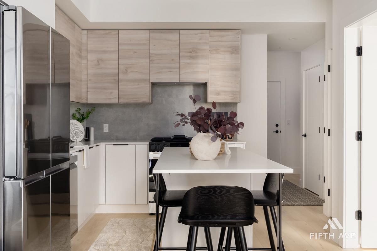 210 30490 Cardinal Avenue, Abbotsford, BC - Indoor Photo Showing Kitchen With Upgraded Kitchen