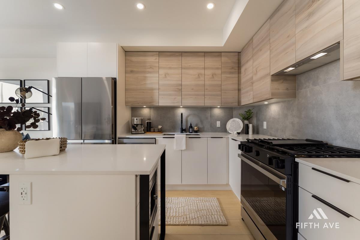 210 30490 Cardinal Avenue, Abbotsford, BC - Indoor Photo Showing Kitchen With Upgraded Kitchen