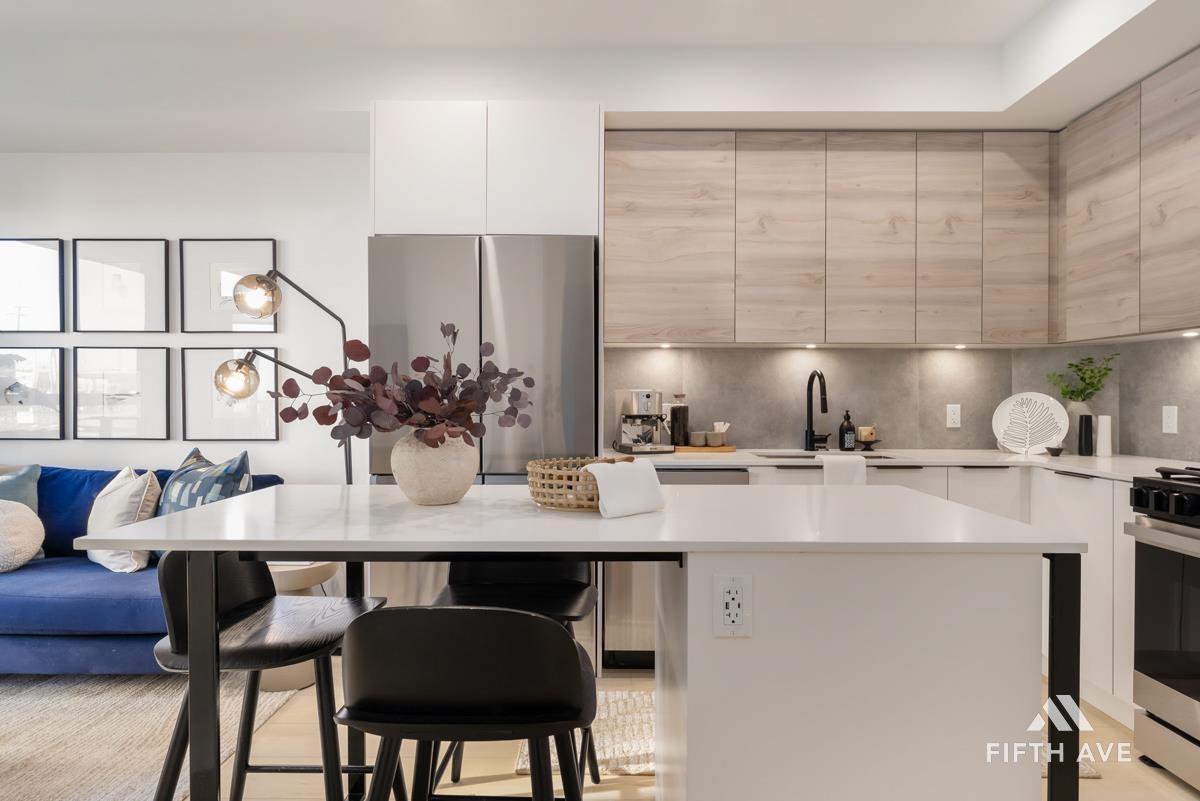 210 30490 Cardinal Avenue, Abbotsford, BC - Indoor Photo Showing Kitchen With Upgraded Kitchen