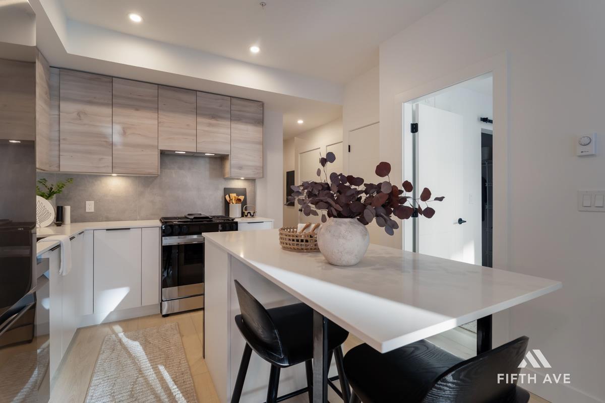 210 30490 Cardinal Avenue, Abbotsford, BC - Indoor Photo Showing Kitchen With Upgraded Kitchen