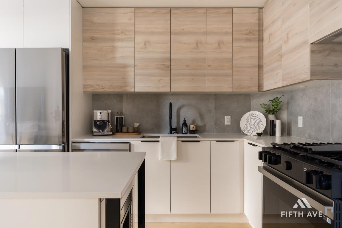 210 30490 Cardinal Avenue, Abbotsford, BC - Indoor Photo Showing Kitchen With Upgraded Kitchen