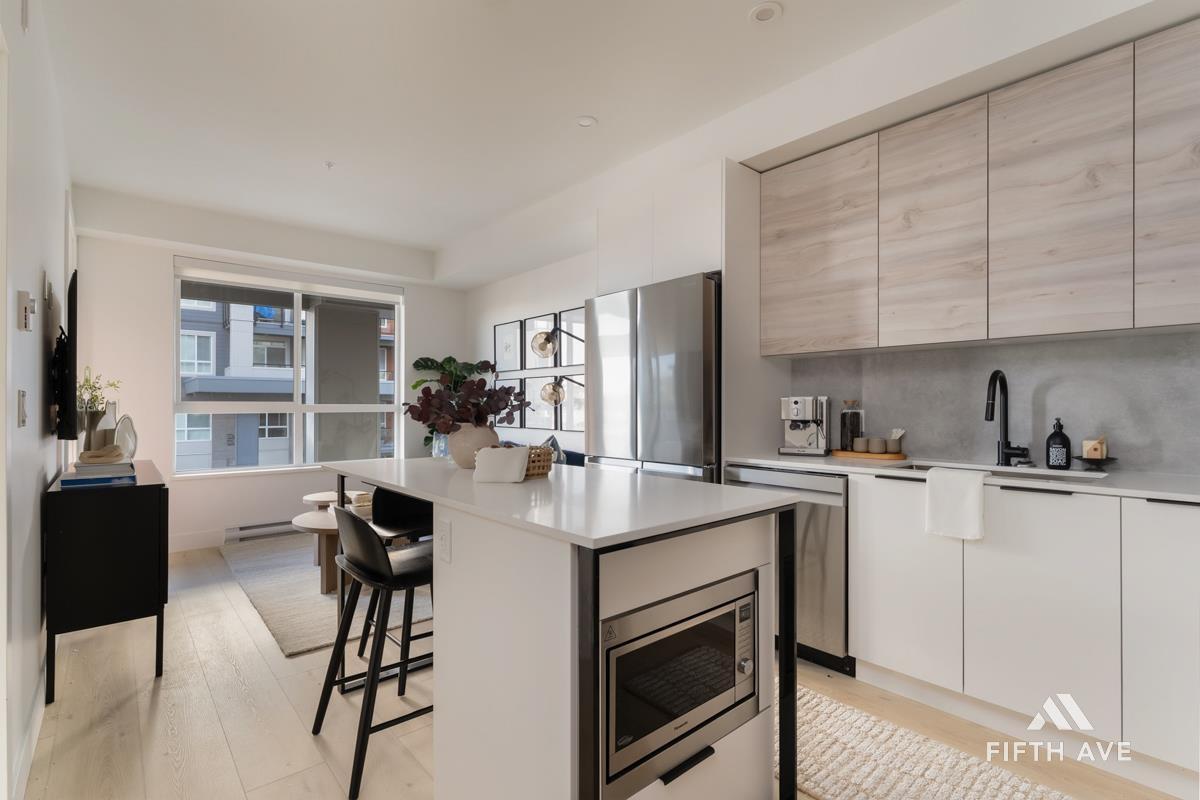 210 30490 Cardinal Avenue, Abbotsford, BC - Indoor Photo Showing Kitchen With Upgraded Kitchen