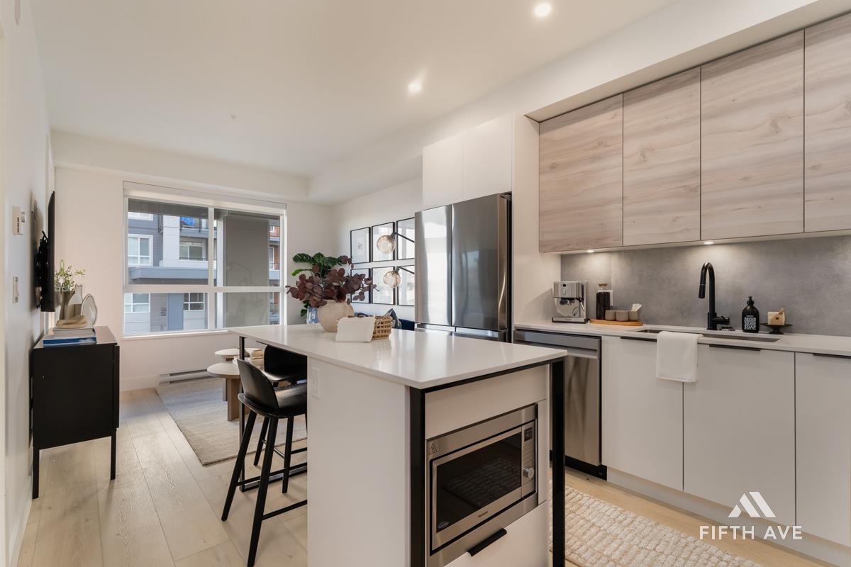 210 30490 Cardinal Avenue, Abbotsford, BC - Indoor Photo Showing Kitchen With Stainless Steel Kitchen With Upgraded Kitchen