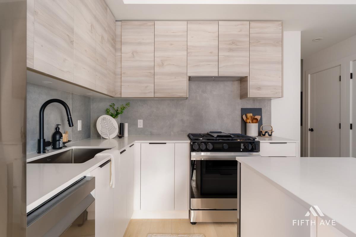 210 30490 Cardinal Avenue, Abbotsford, BC - Indoor Photo Showing Kitchen With Upgraded Kitchen