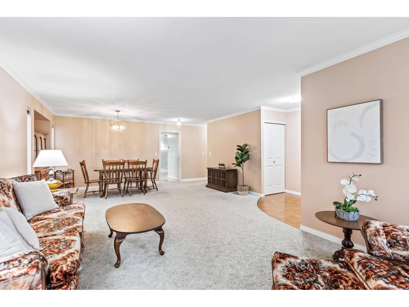 9263 156A Street, Surrey, BC - Indoor Photo Showing Living Room