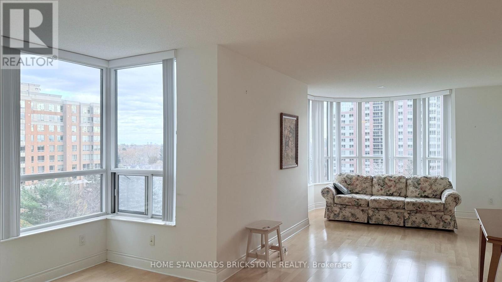 712 - 5 Northtown Way, Toronto, ON - Indoor Photo Showing Living Room