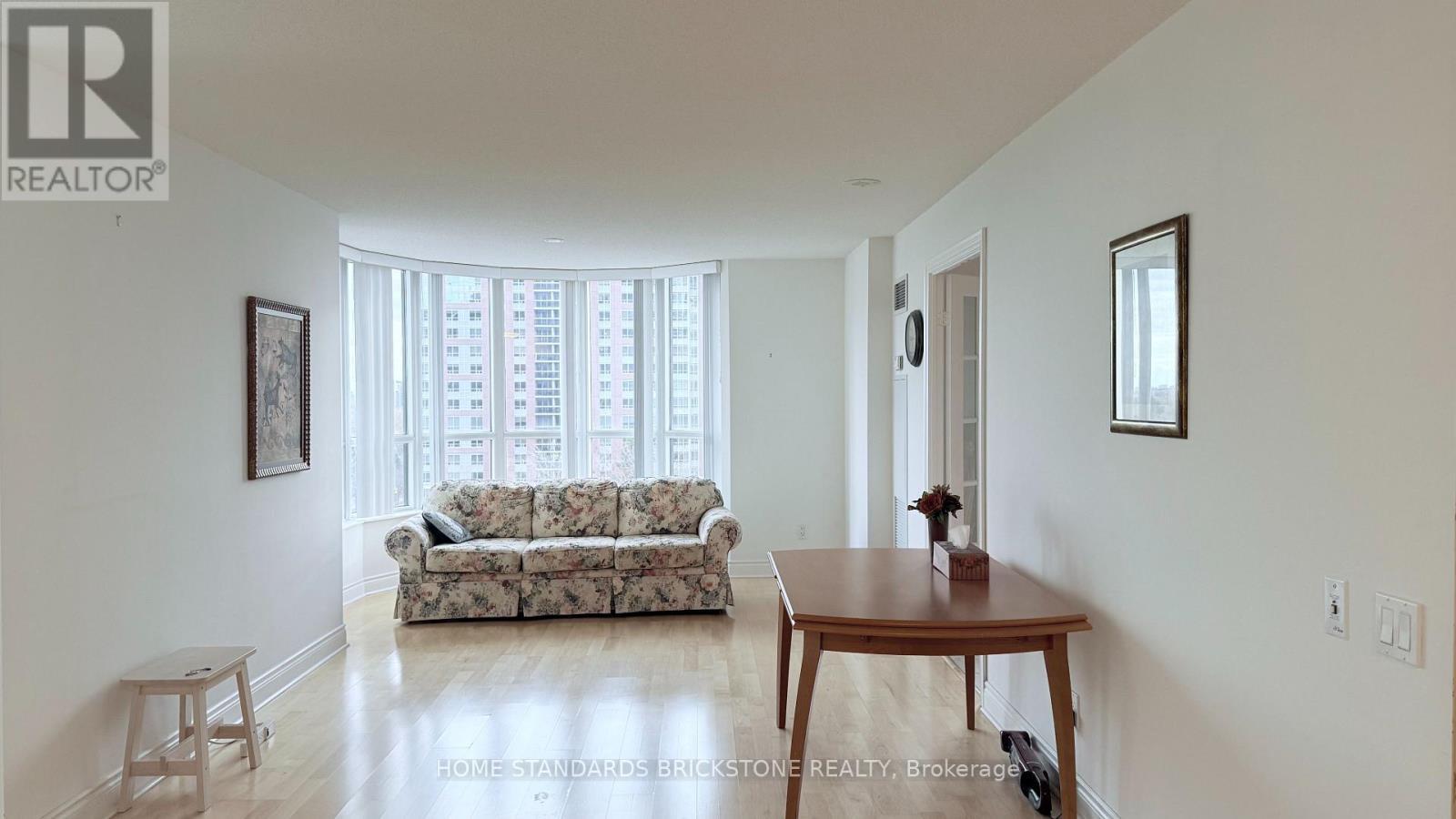 712 - 5 Northtown Way, Toronto, ON - Indoor Photo Showing Living Room
