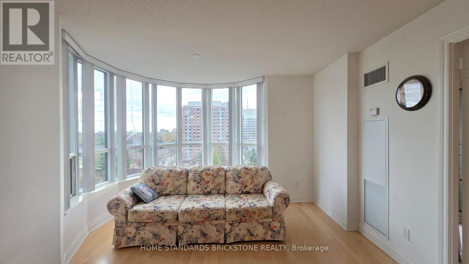 712 - 5 Northtown Way, Toronto, ON - Indoor Photo Showing Living Room