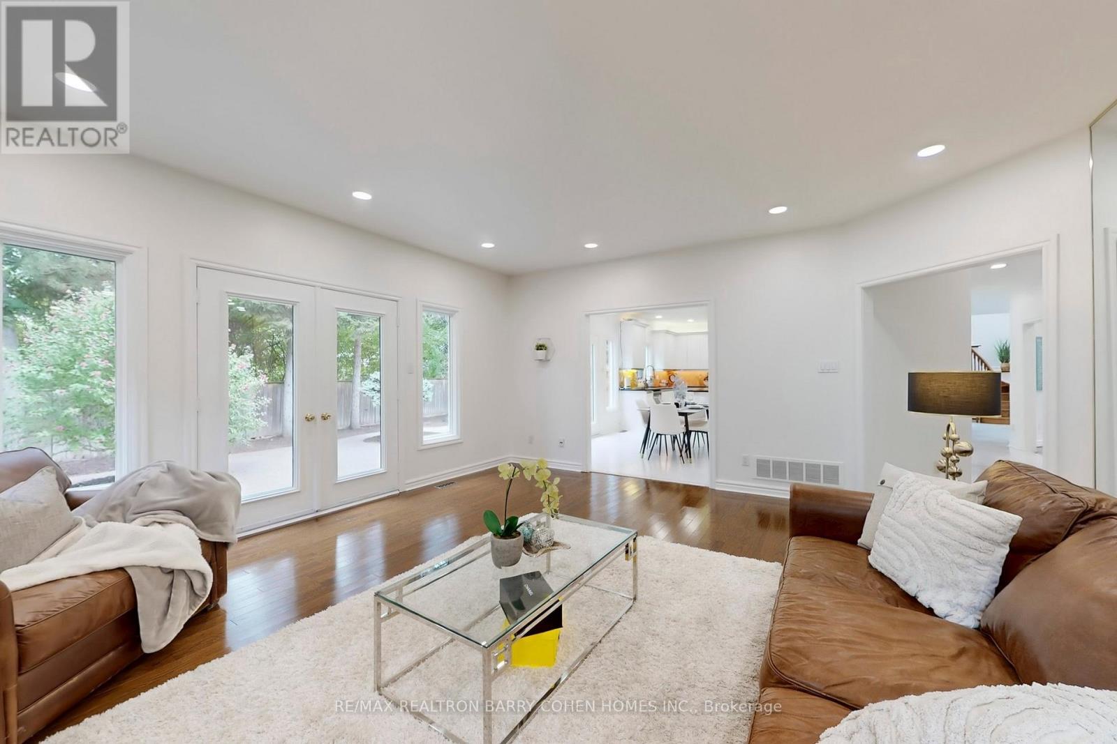 12 Larkfield Drive, Toronto, ON - Indoor Photo Showing Living Room
