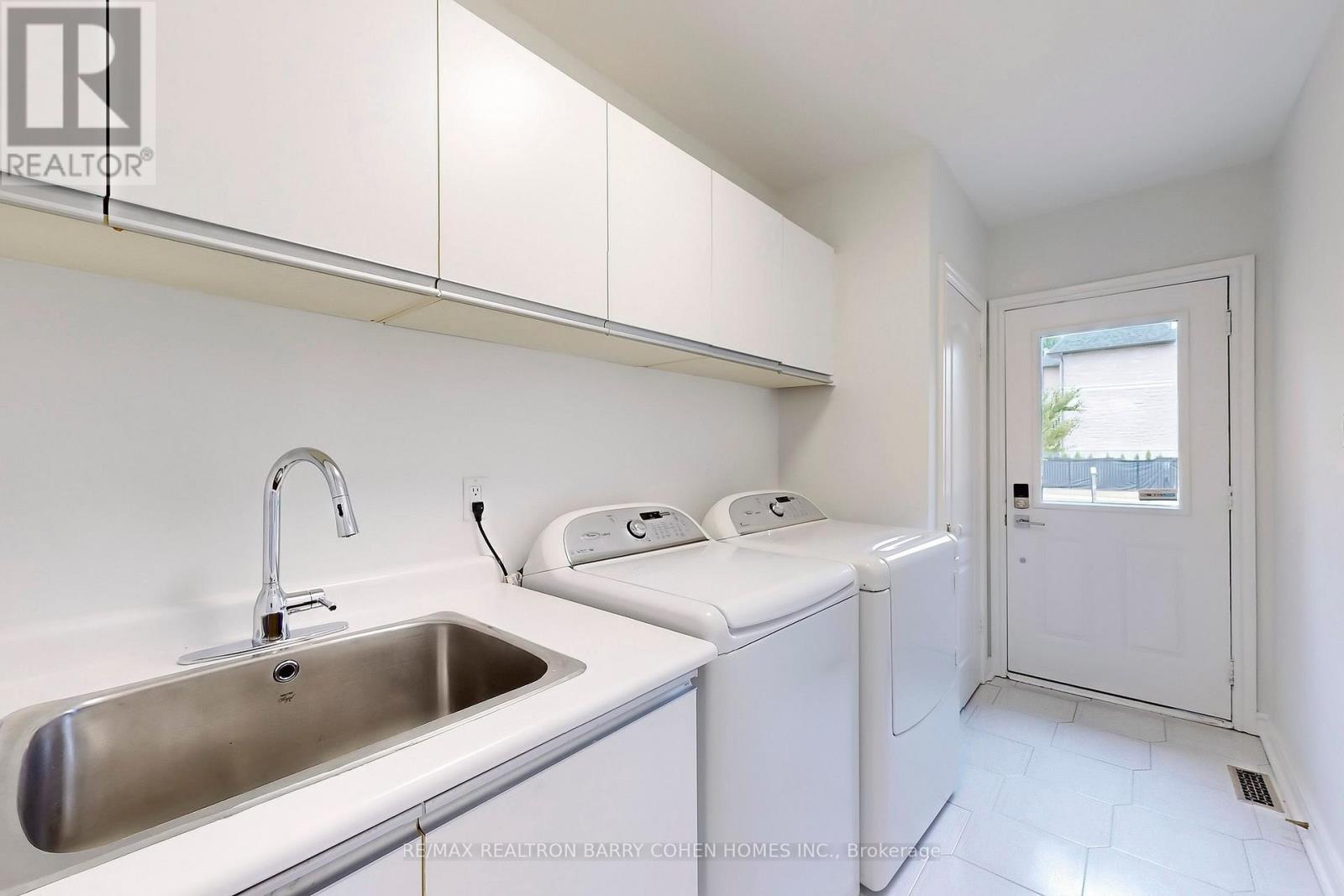 12 Larkfield Drive, Toronto, ON - Indoor Photo Showing Laundry Room