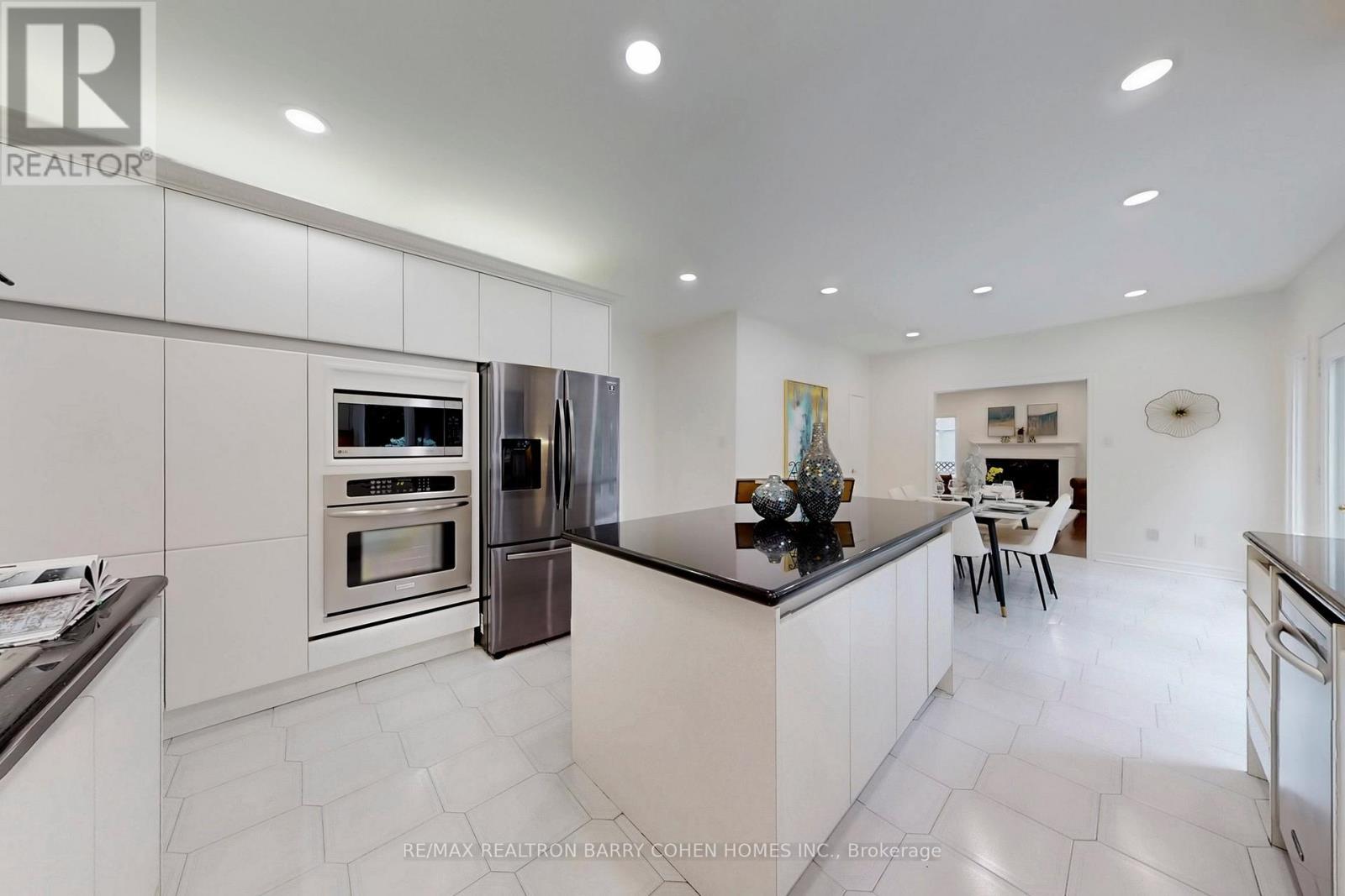 12 Larkfield Drive, Toronto, ON - Indoor Photo Showing Kitchen With Upgraded Kitchen