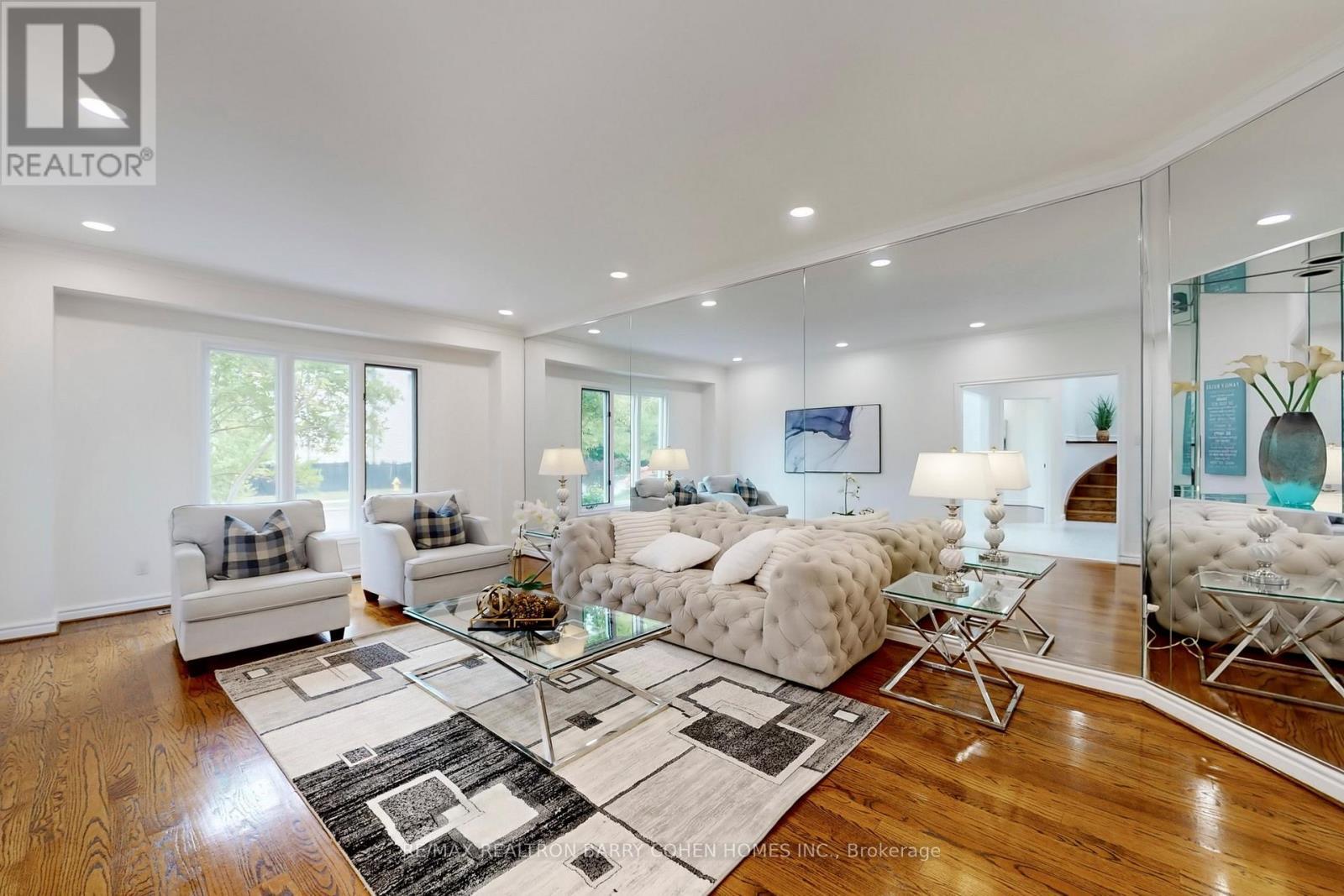 12 Larkfield Drive, Toronto, ON - Indoor Photo Showing Living Room