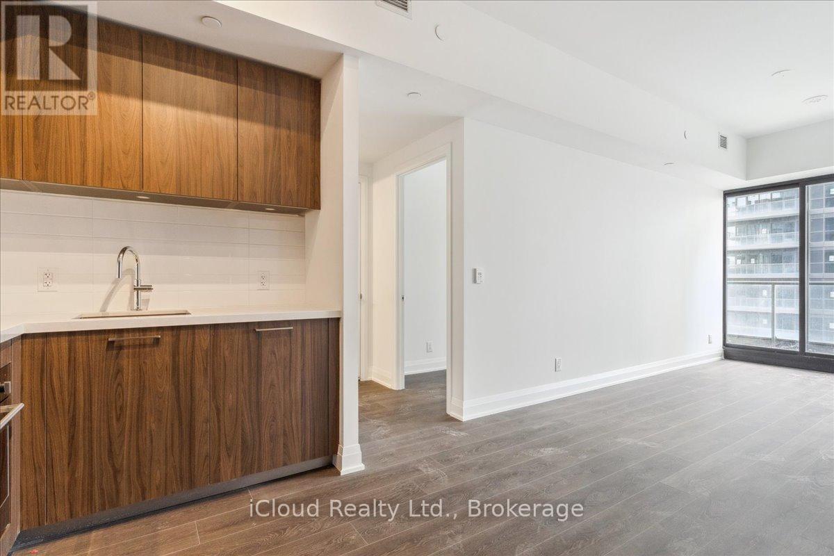 1012 - 33 Frederick Todd Way, Toronto, ON - Indoor Photo Showing Kitchen