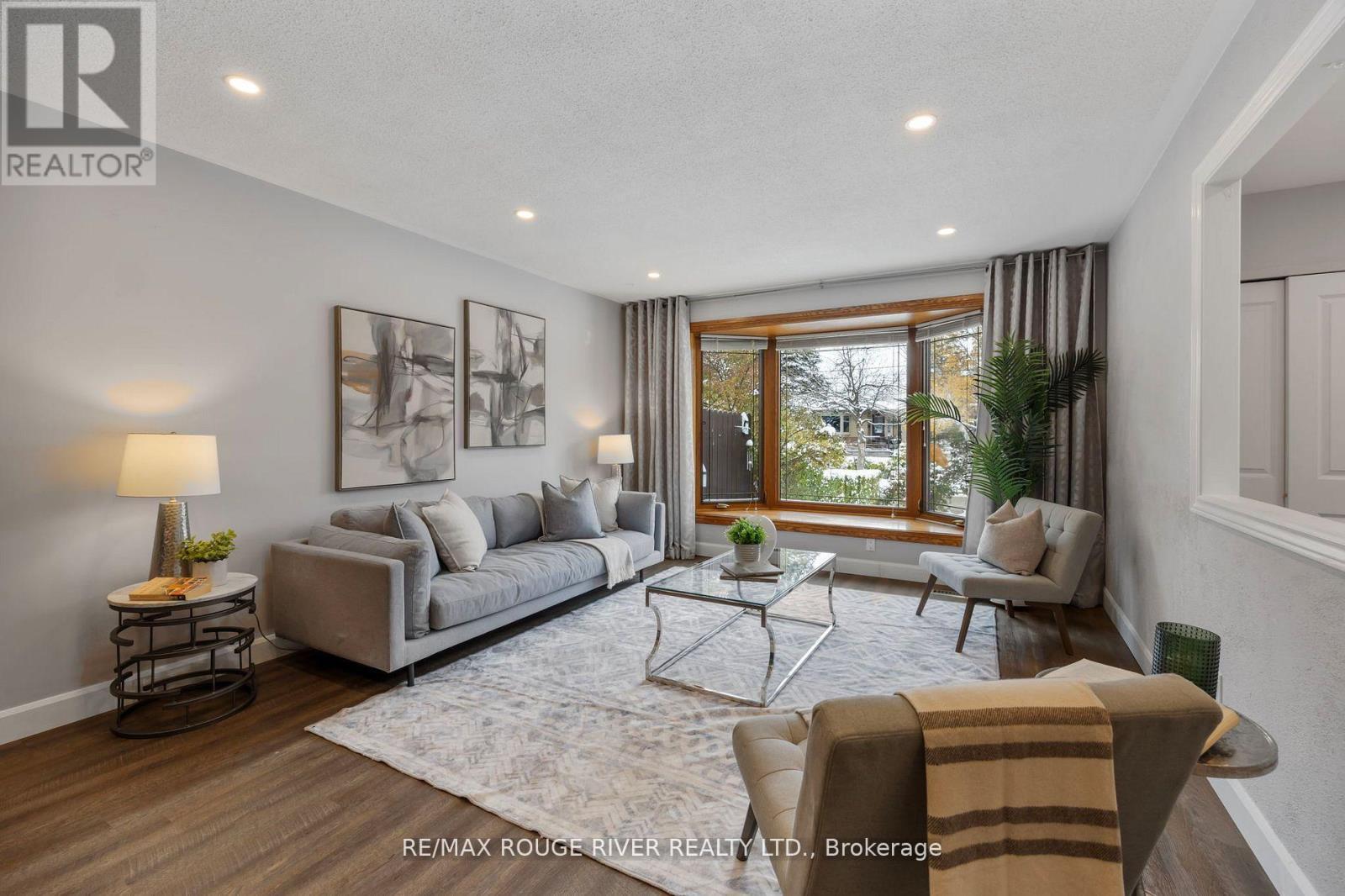 819 Sanok Drive, Pickering, ON - Indoor Photo Showing Living Room