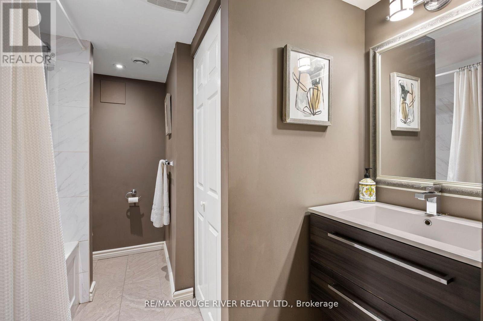819 Sanok Drive, Pickering, ON - Indoor Photo Showing Bathroom