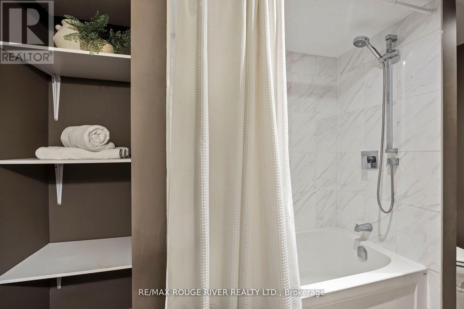 819 Sanok Drive, Pickering, ON - Indoor Photo Showing Bathroom