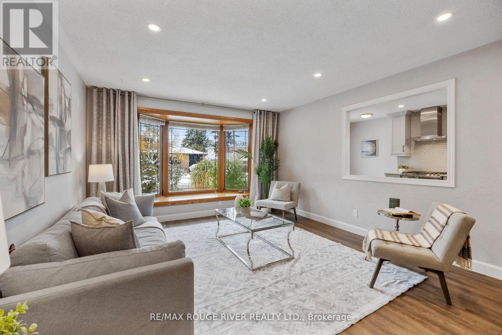 819 Sanok Drive, Pickering, ON - Indoor Photo Showing Living Room
