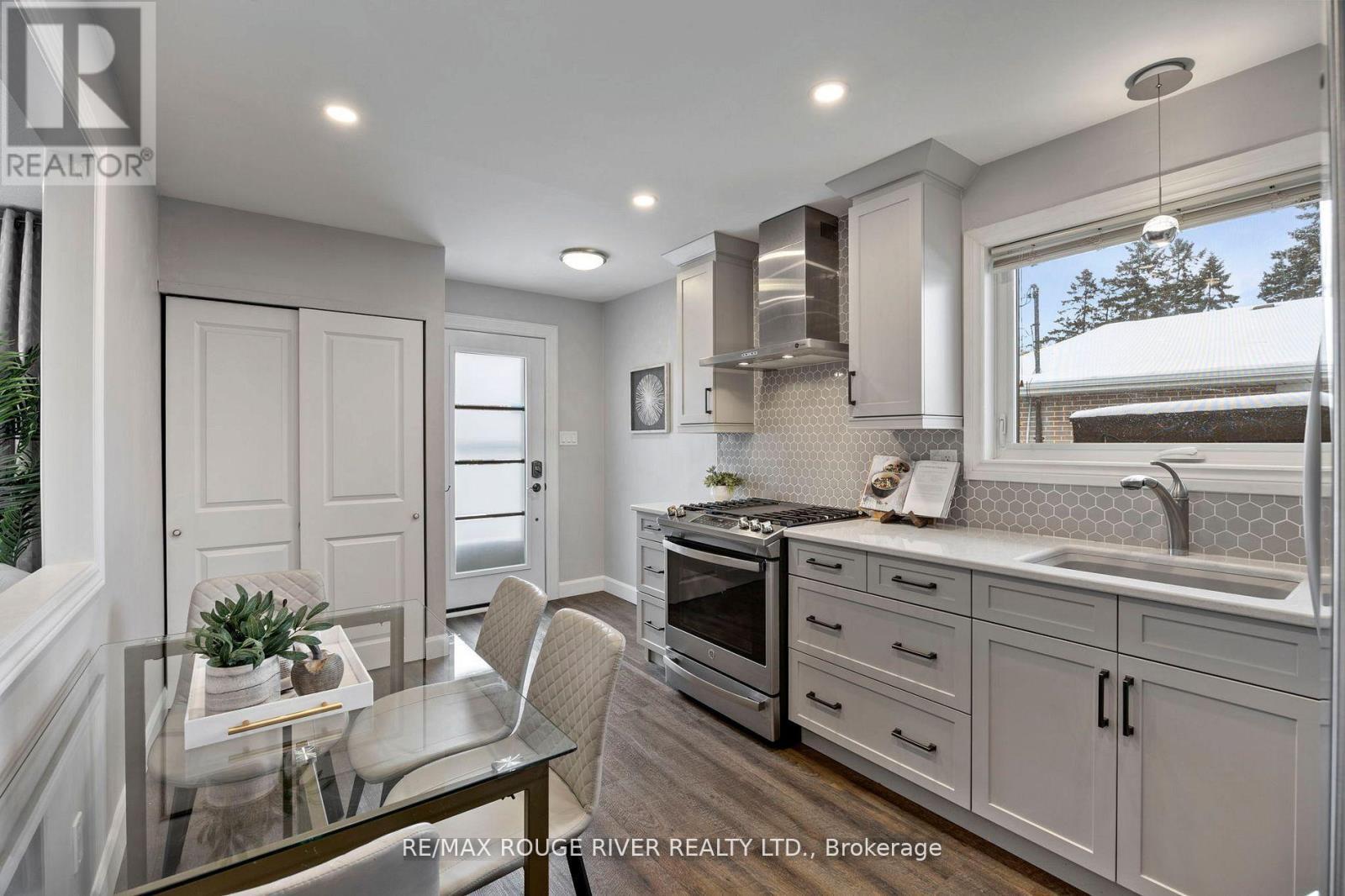 819 Sanok Drive, Pickering, ON - Indoor Photo Showing Kitchen With Upgraded Kitchen