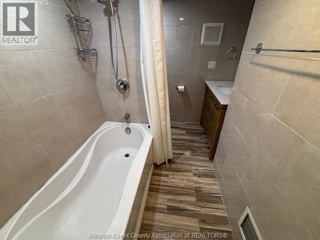 631 Pitt Street Unit# Lower, Windsor, ON - Indoor Photo Showing Bathroom