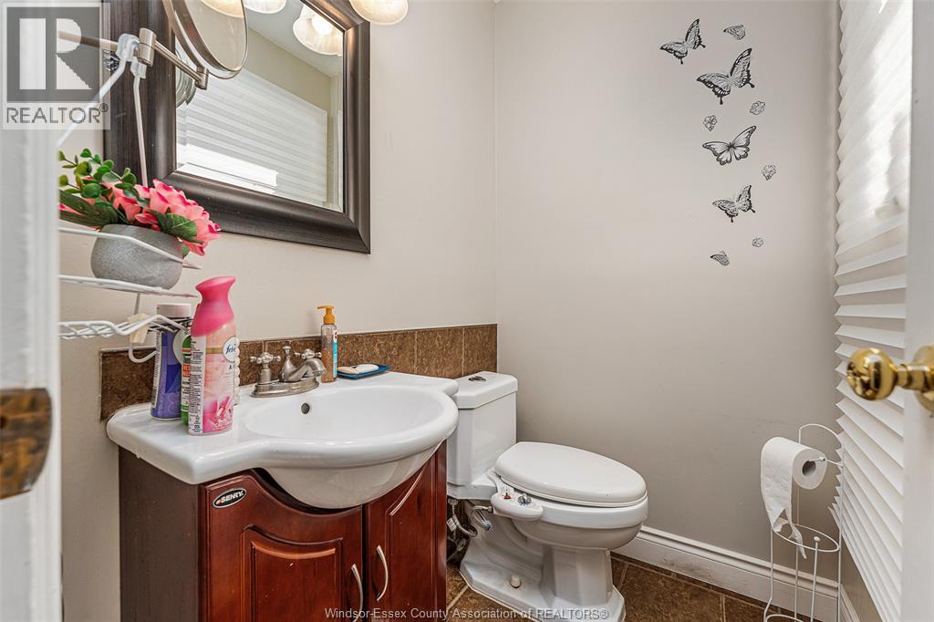 5815 Canada Street, Lasalle, ON - Indoor Photo Showing Bathroom