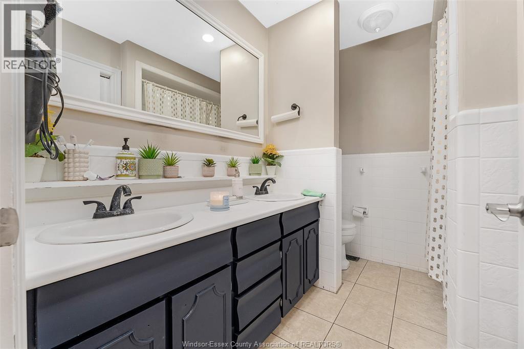 5815 Canada Street, Lasalle, ON - Indoor Photo Showing Bathroom