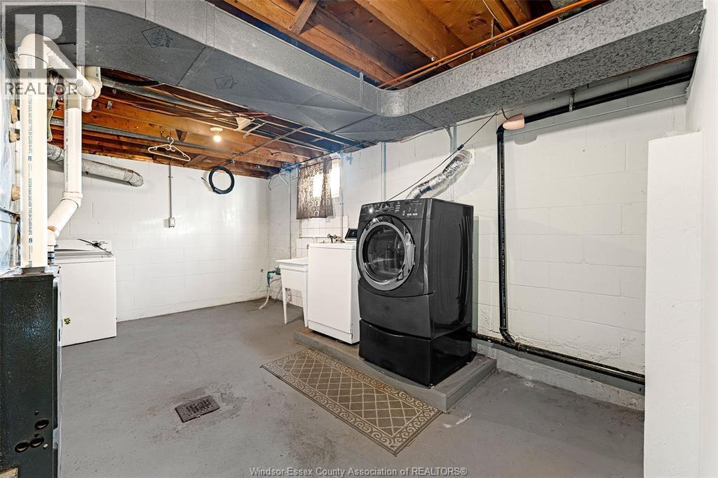 5815 Canada Street, Lasalle, ON - Indoor Photo Showing Laundry Room