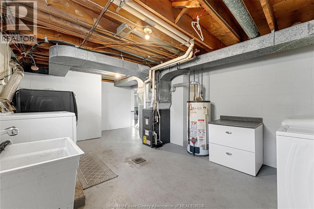 5815 Canada Street, Lasalle, ON - Indoor Photo Showing Laundry Room