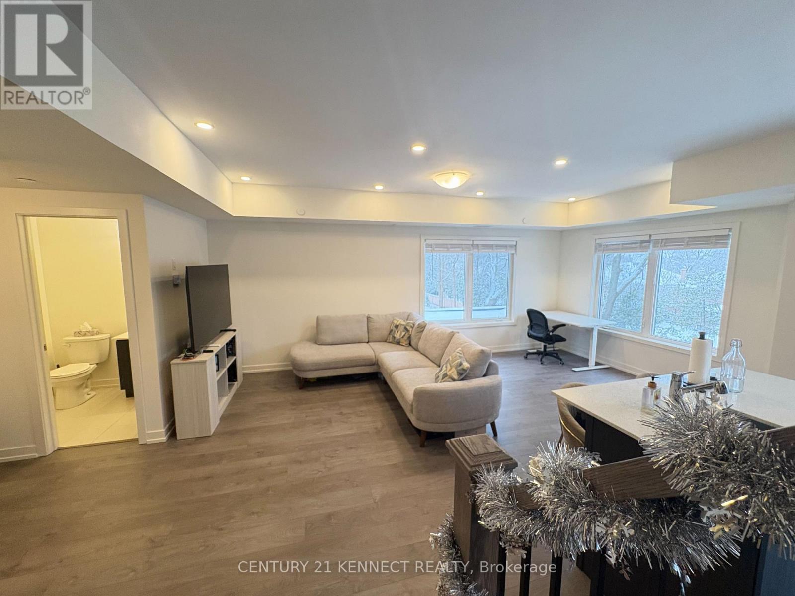 1406 - 56 Elizabeth Street S, Richmond Hill, ON - Indoor Photo Showing Living Room