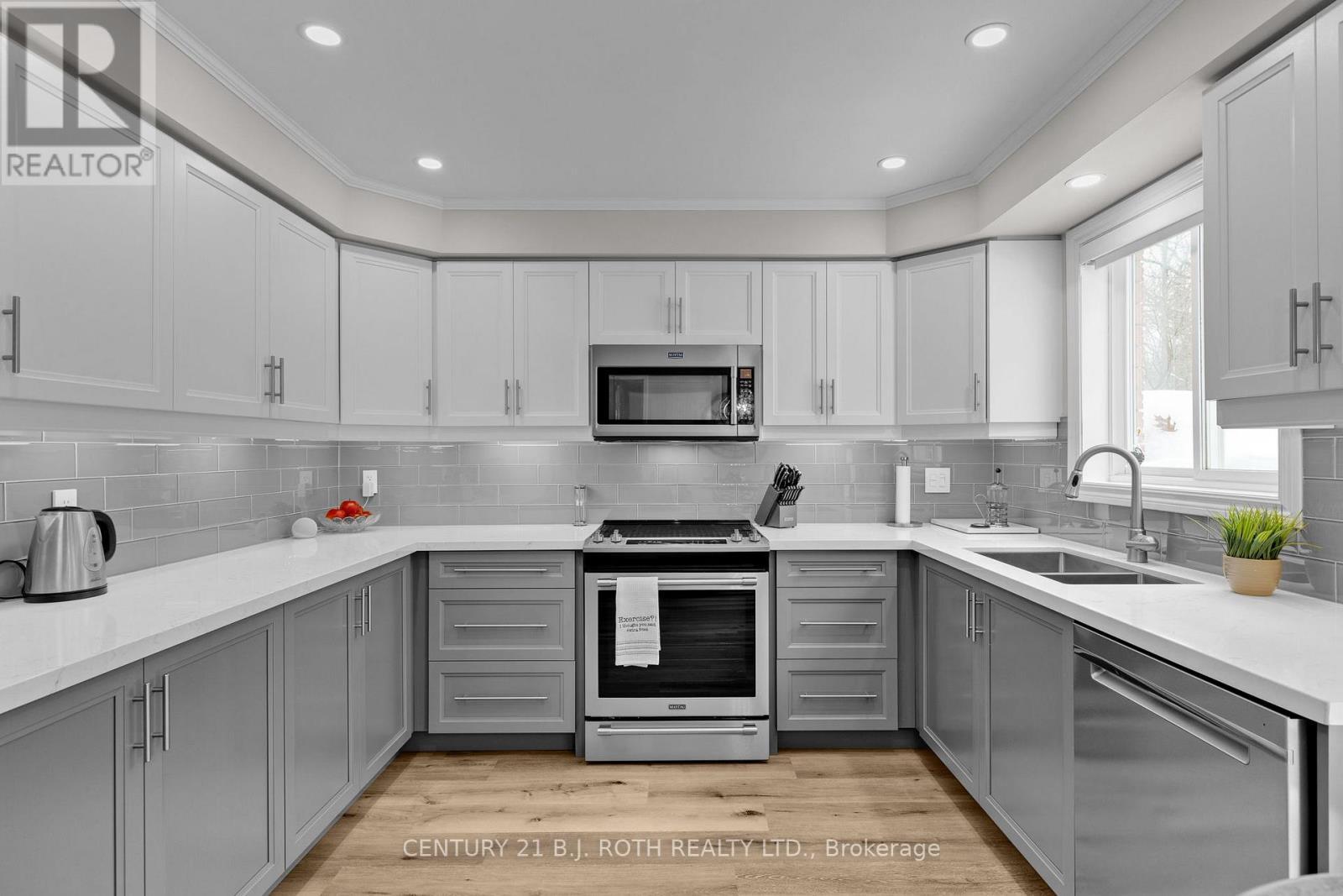 53 Benson Drive, Barrie, ON - Indoor Photo Showing Kitchen With Double Sink With Upgraded Kitchen