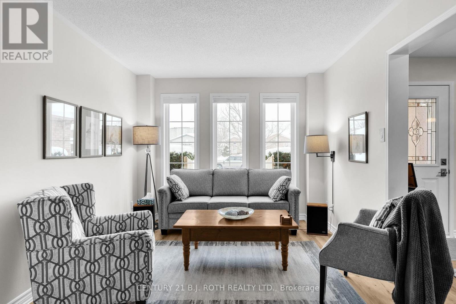 53 Benson Drive, Barrie, ON - Indoor Photo Showing Living Room