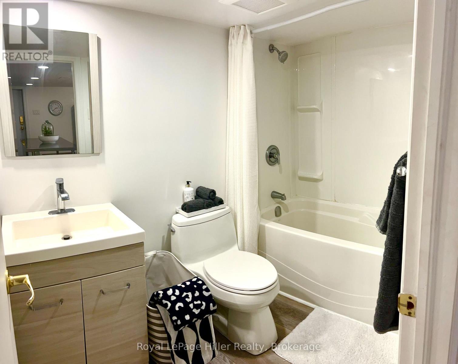 4pc Bath - Lower Unit - 82 Queen Street, Stratford, ON