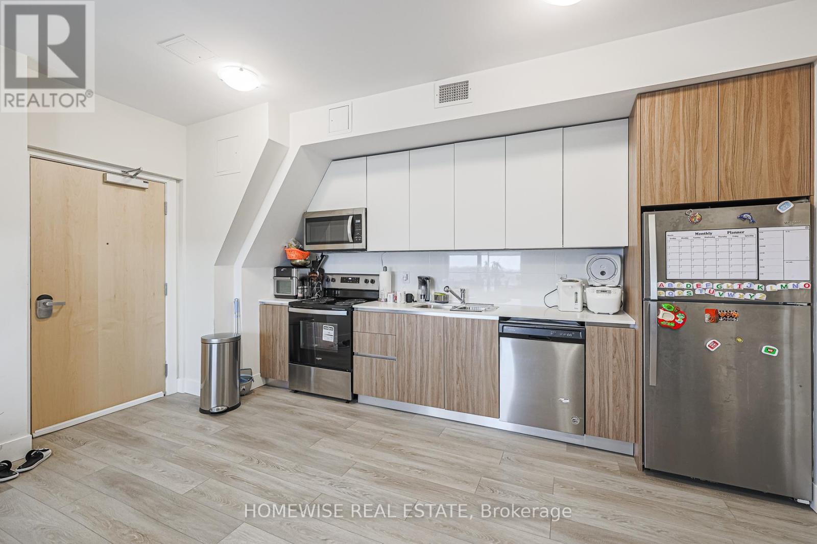 R02 - 293 Viewmount Avenue, Toronto, ON - Indoor Photo Showing Kitchen With Stainless Steel Kitchen