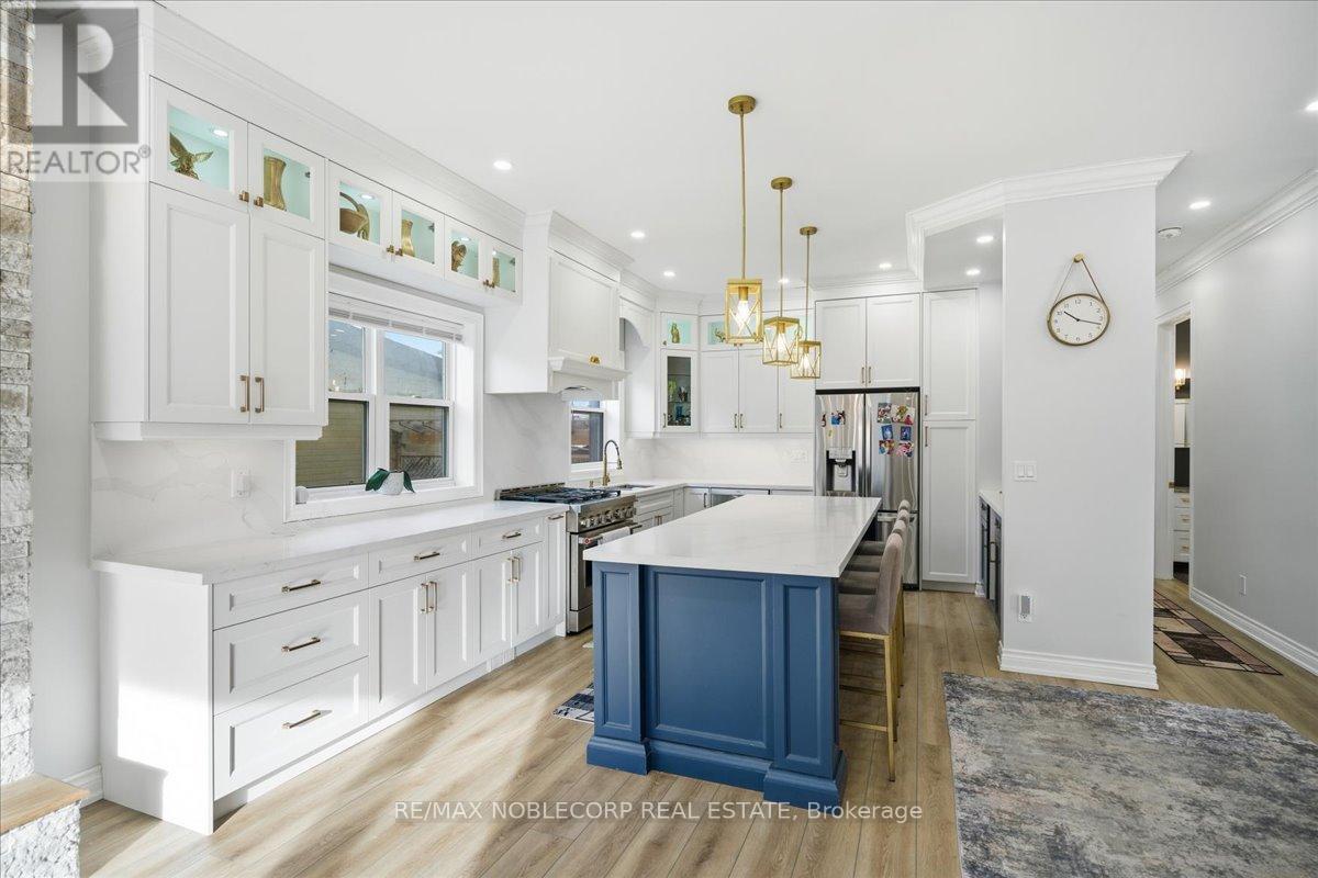 Main - 18 Florida Crescent, Toronto, ON - Indoor Photo Showing Kitchen With Upgraded Kitchen