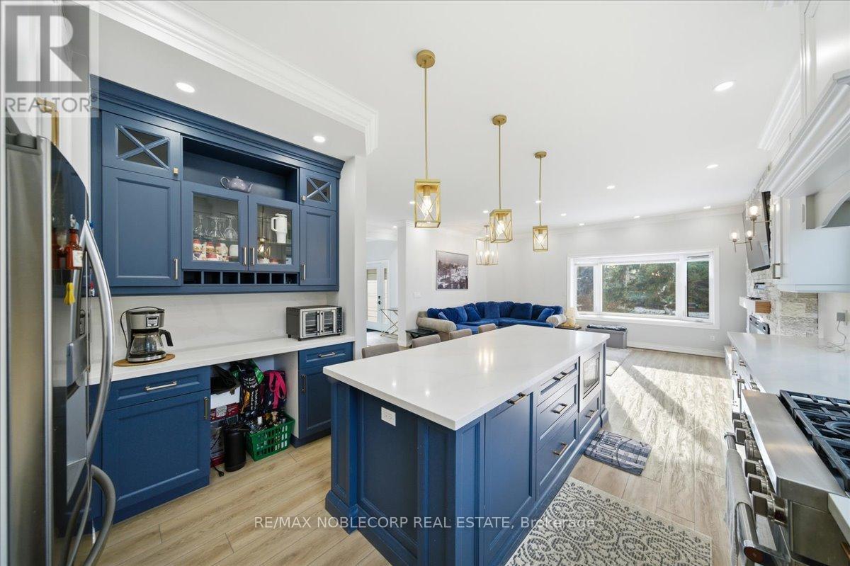 Main - 18 Florida Crescent, Toronto, ON - Indoor Photo Showing Kitchen With Upgraded Kitchen