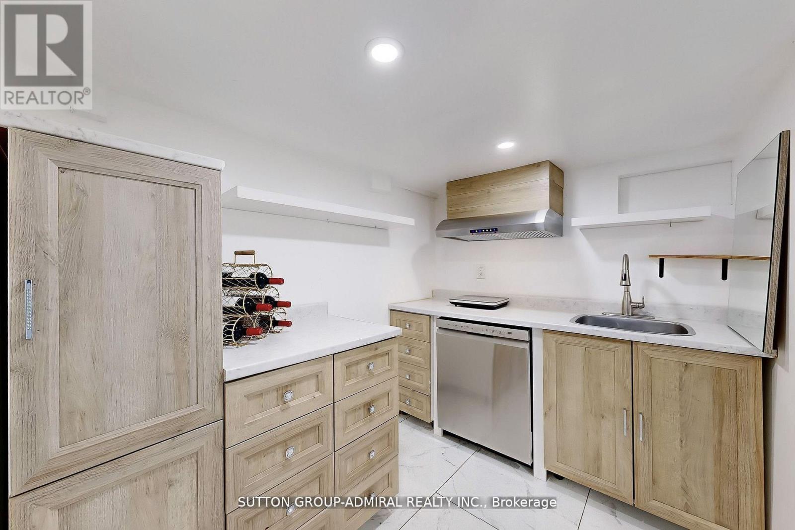 14 Spears Street, Toronto, ON - Indoor Photo Showing Kitchen