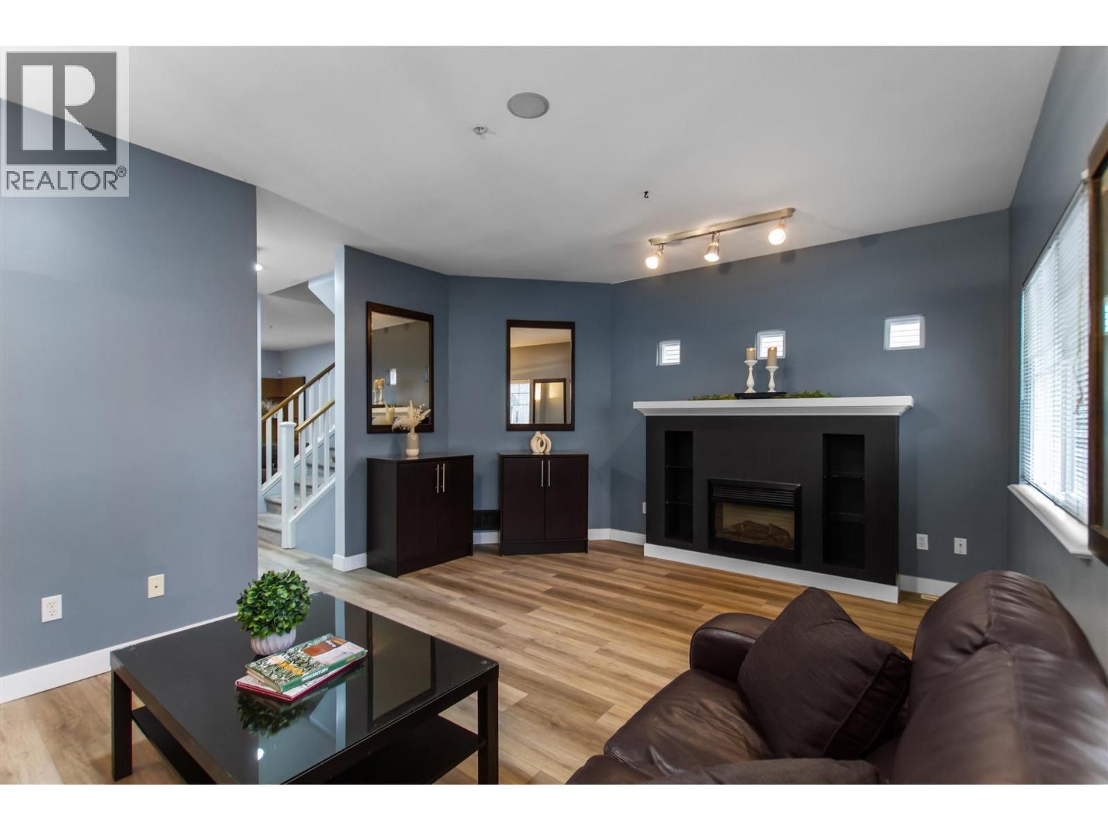 9 1108 Riverside Close, Port Coquitlam, BC - Indoor Photo Showing Living Room With Fireplace