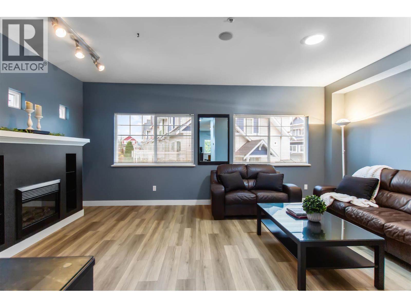 9 1108 Riverside Close, Port Coquitlam, BC - Indoor Photo Showing Living Room With Fireplace