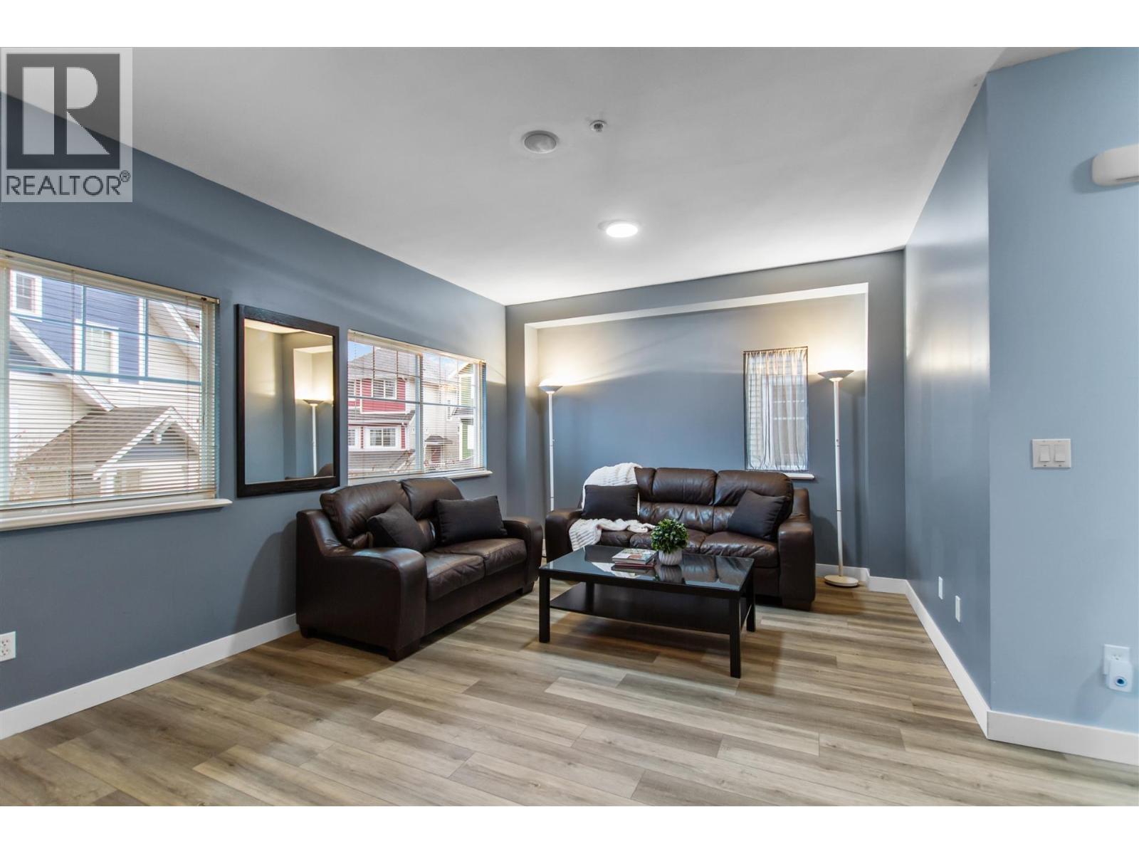 9 1108 Riverside Close, Port Coquitlam, BC - Indoor Photo Showing Living Room