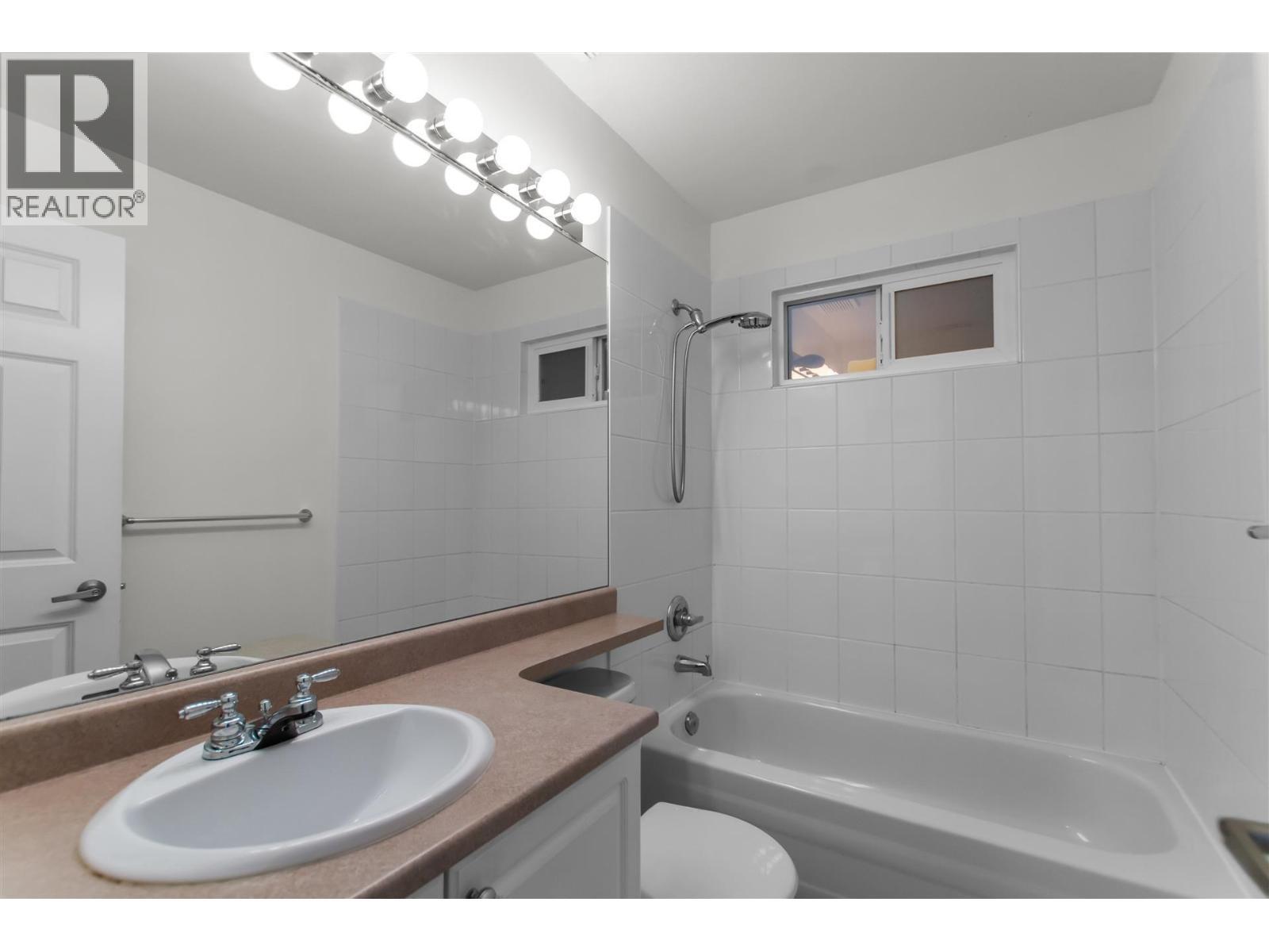 9 1108 Riverside Close, Port Coquitlam, BC - Indoor Photo Showing Bathroom