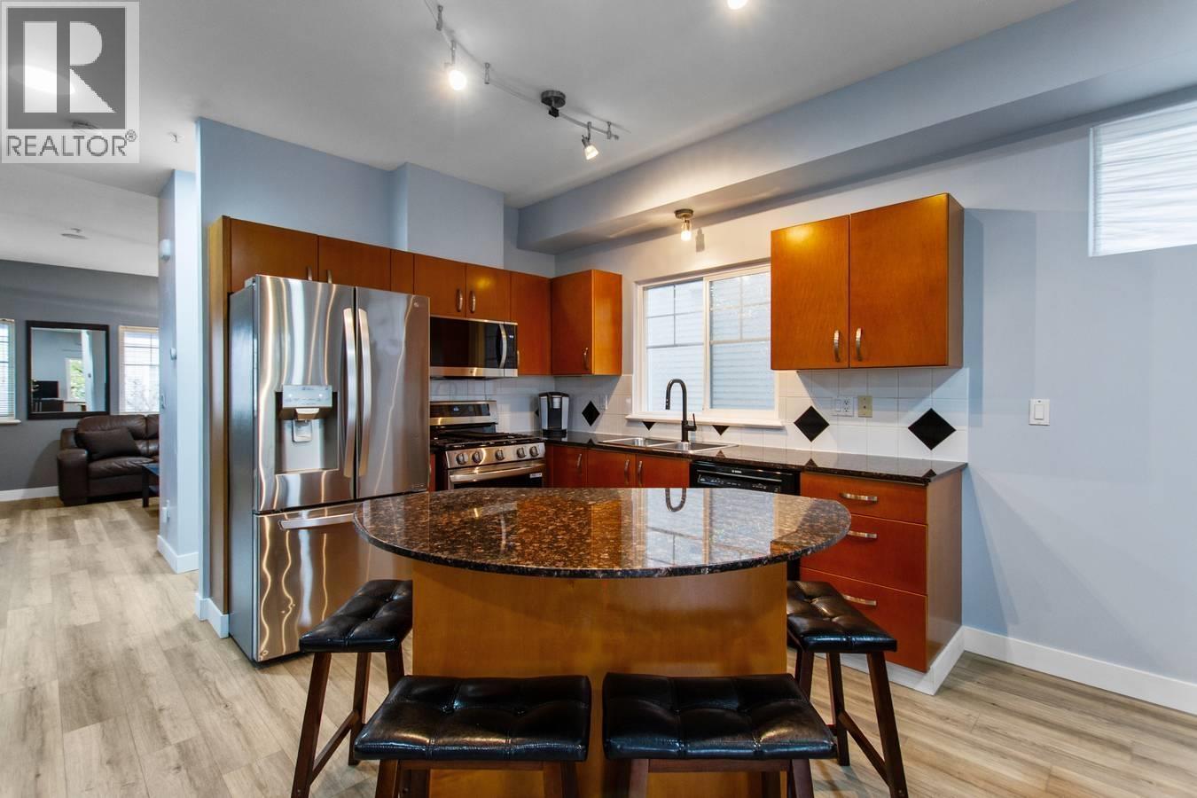 9 1108 Riverside Close, Port Coquitlam, BC - Indoor Photo Showing Kitchen With Double Sink