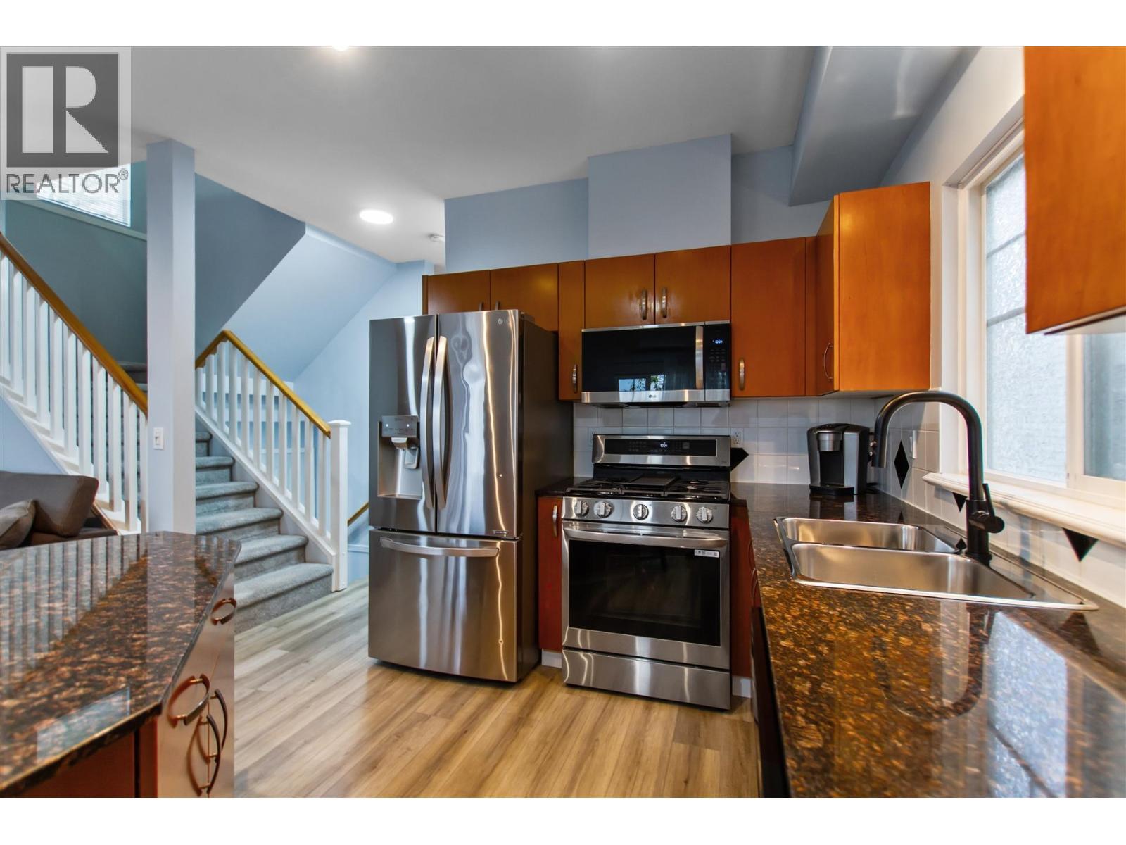 9 1108 Riverside Close, Port Coquitlam, BC - Indoor Photo Showing Kitchen With Double Sink