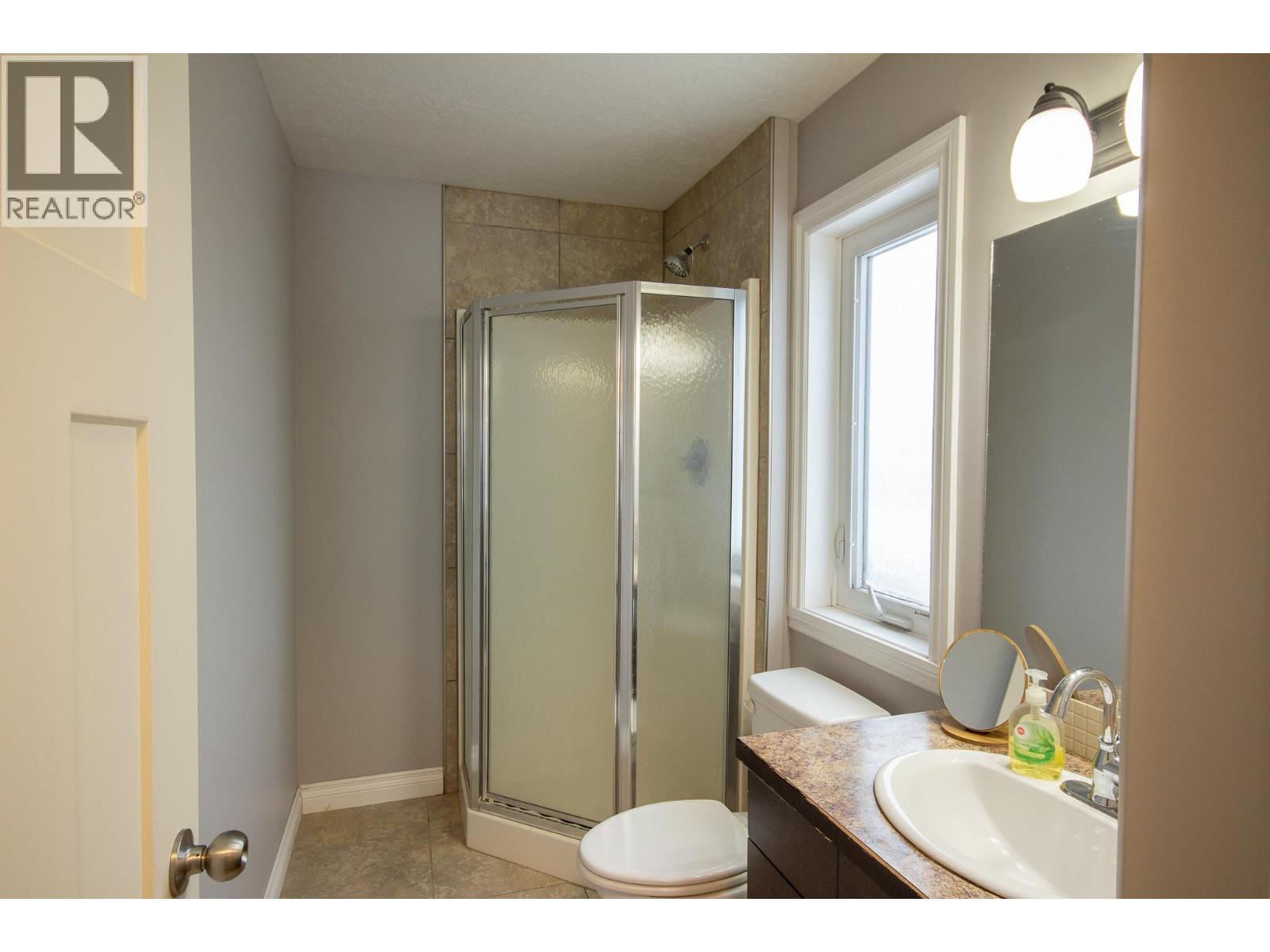 1717 87 Avenue, Dawson Creek, BC - Indoor Photo Showing Bathroom