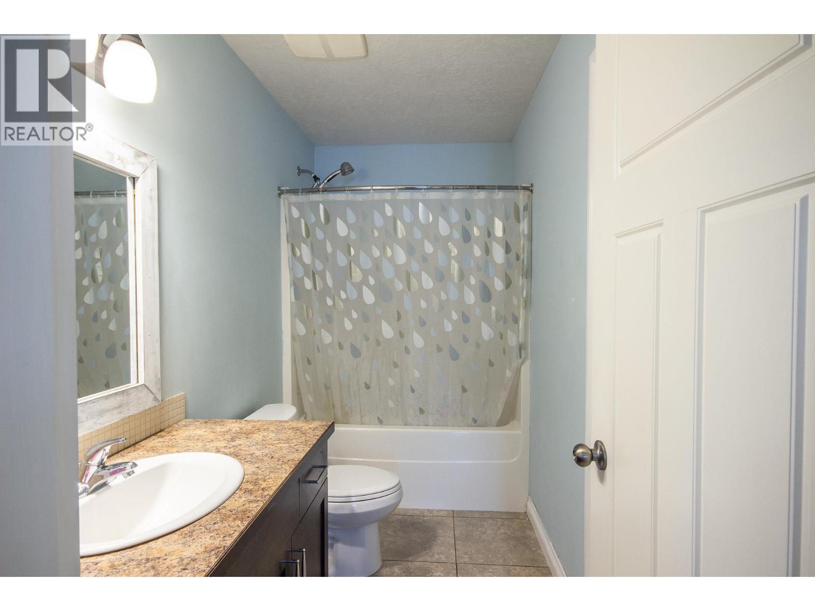 1717 87 Avenue, Dawson Creek, BC - Indoor Photo Showing Bathroom